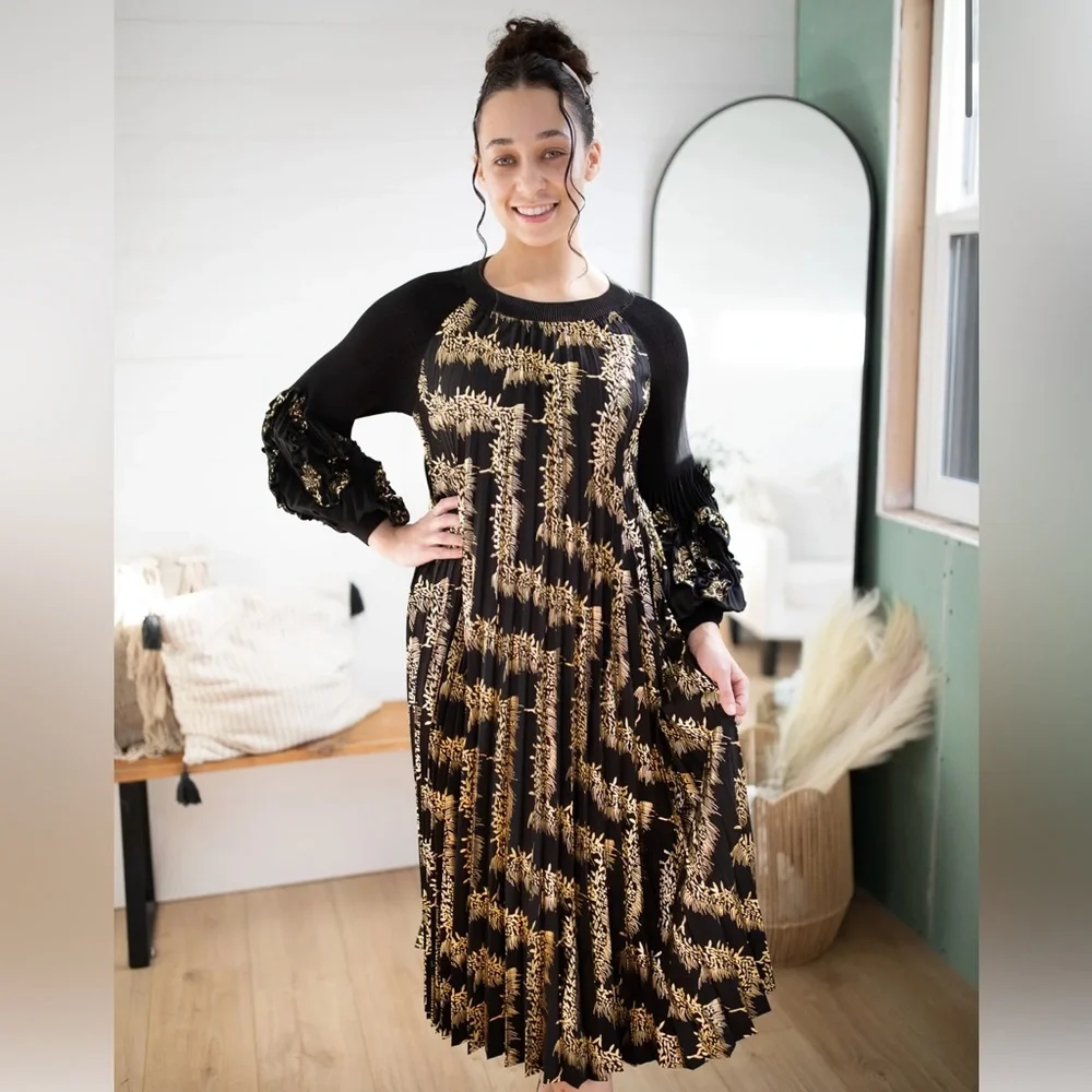 Elegant Black and Gold Long Sleeve Dress - Picture 2 of 2
